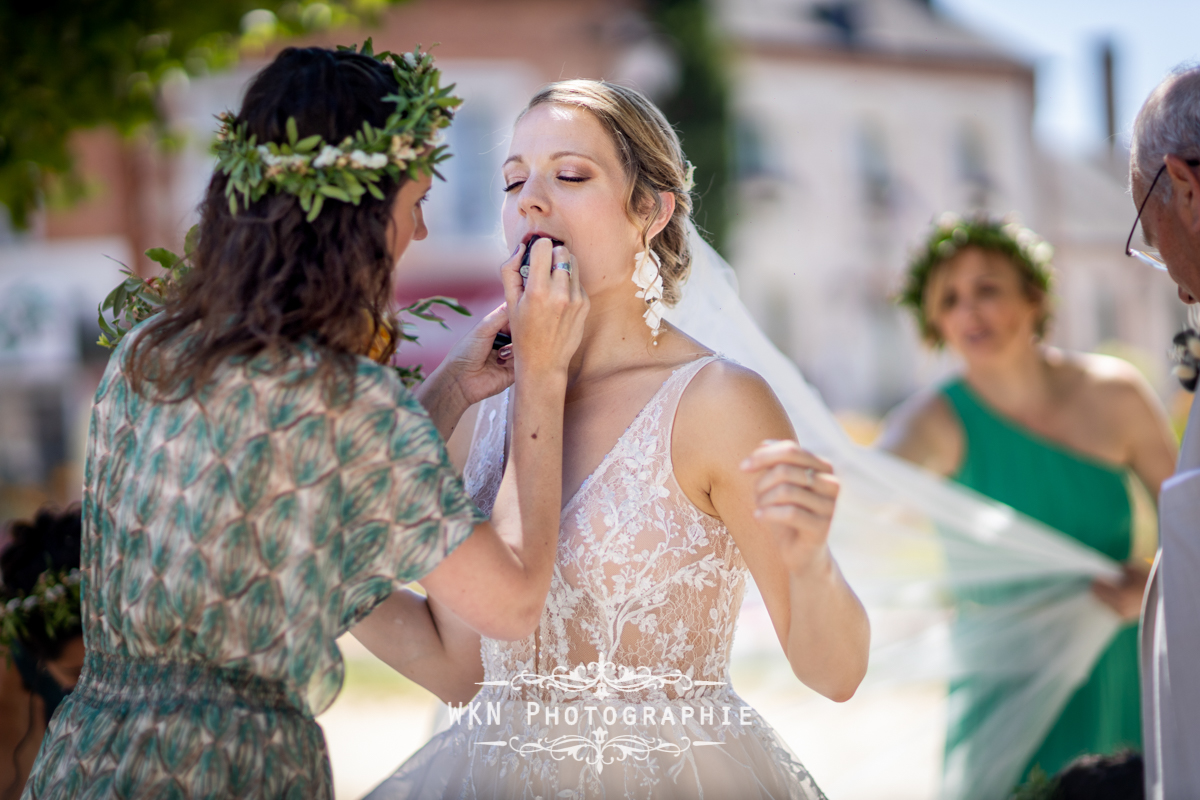 Dernières retouches maquillage de Claire avant de rentrer dans l'église pour la cérémonie de mariage.